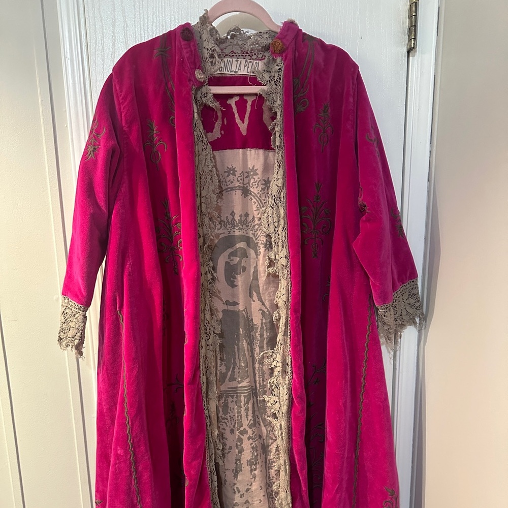 Magnolia Pearl Pink Velvet Robe with Intricate Lace